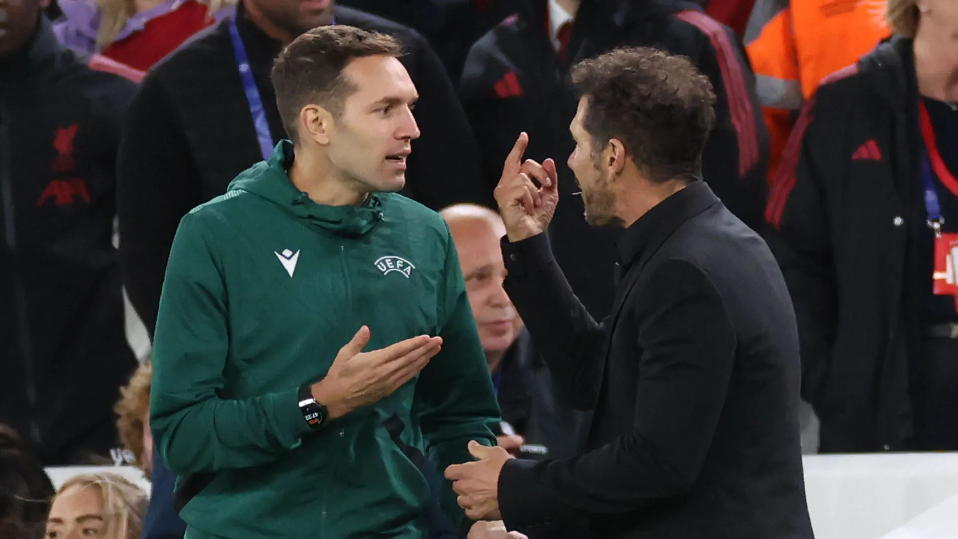 Simeone ha simulato il gesto ricevuto dai tifosi del Liverpool