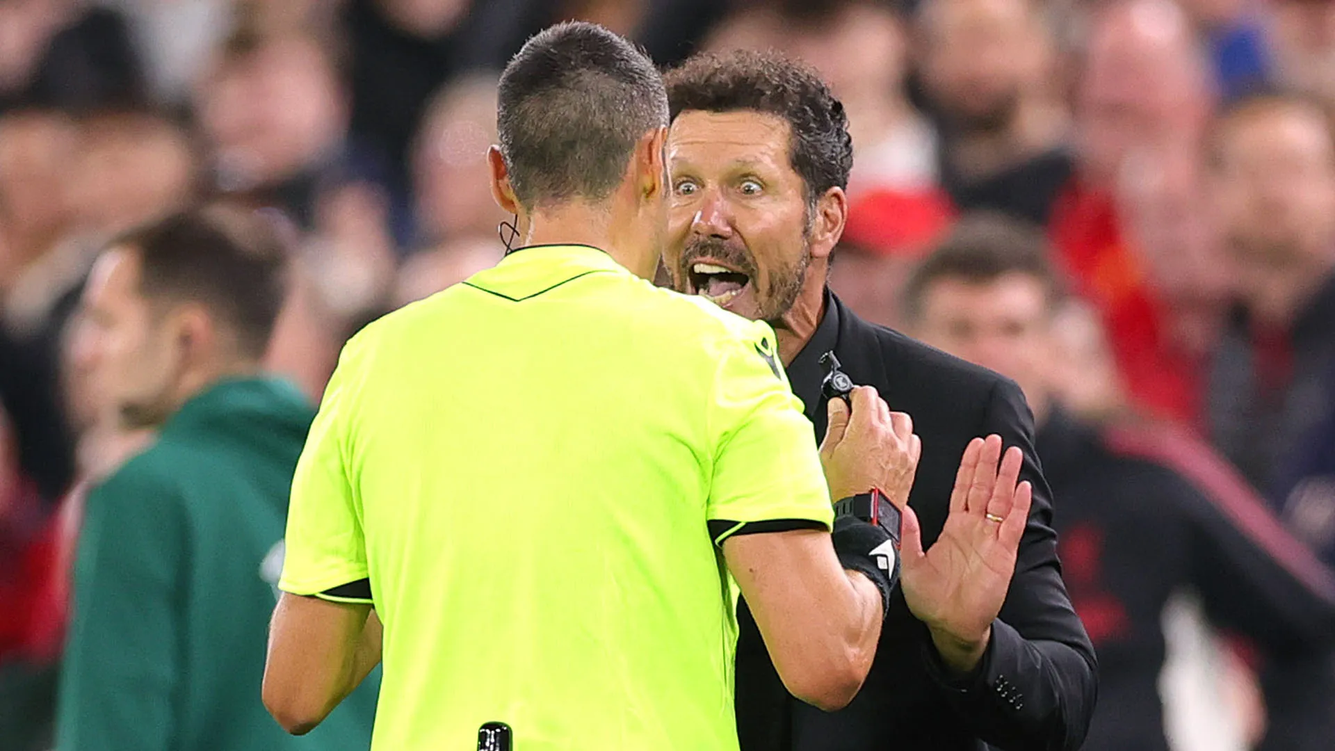 L'arbitro ha dovuto prendere provvedimenti contro l'allenatore