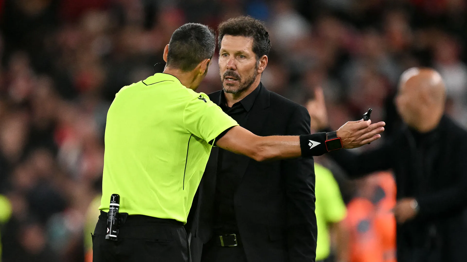 L'allenatore dell'Atletico Madrid era infuriato con i tifosi avversari e si è sfiorata la rissa