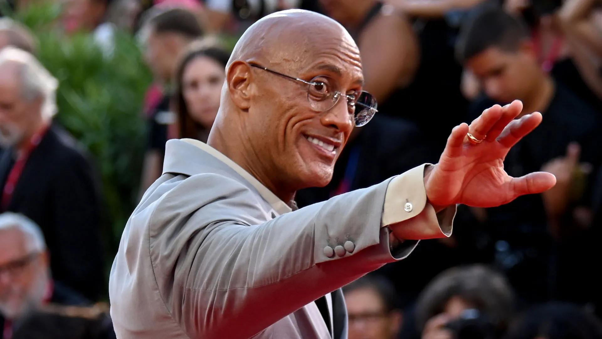 The Rock era in un completo chiaro con giacca doppiopetto