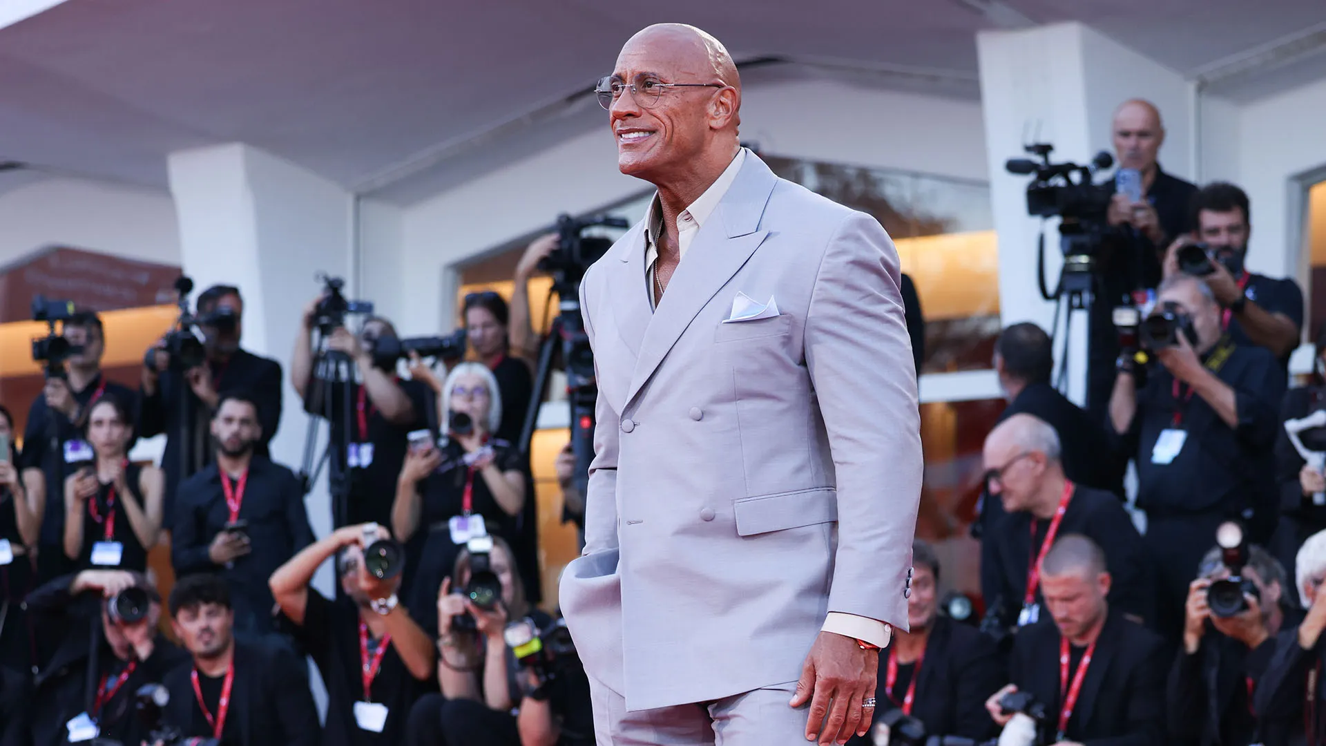 The Rock, ovvero Dwayne Johnson, ha sfoggiato il suo nuovo corpo, molto meno muscoloso rispetto alle sue apparizioni sul ring