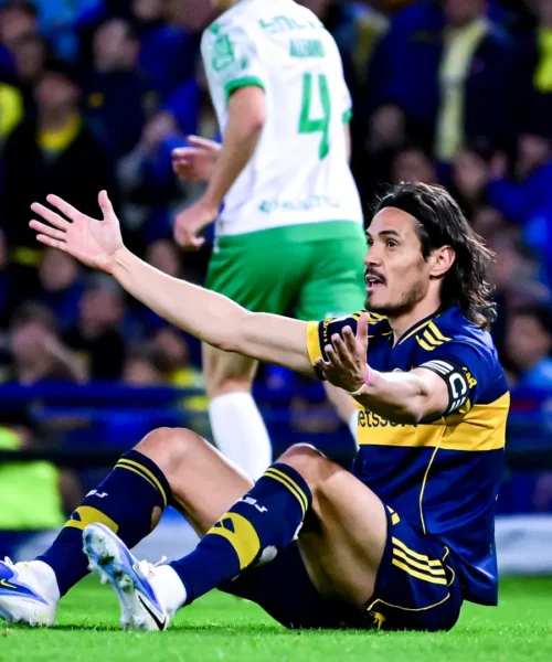 Il campione del mondo spietato con Edinson Cavani: “Appendi le scarpe al chiodo”
