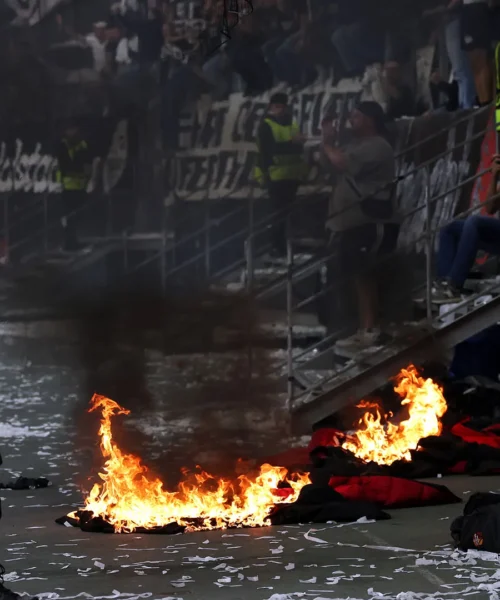 Incendio allo stadio: fiamme davanti ai tifosi tedeschi. Le immagini