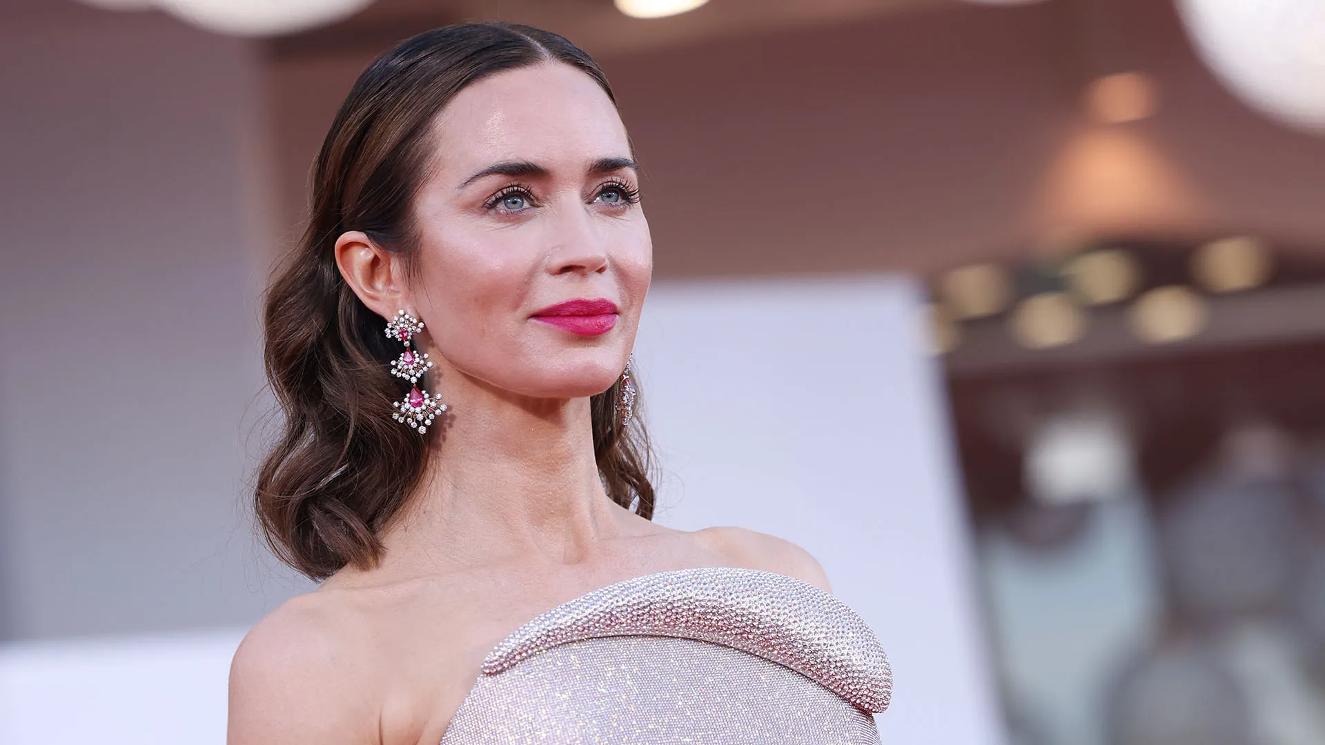 L'attrice britannica naturalizzata statunitense si è presentata con un vestito molto elegante