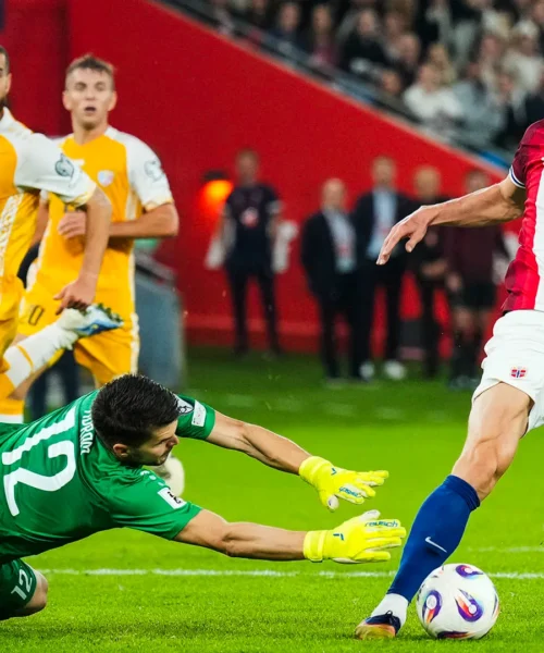 Norvegia-Moldova 11-1: Erling Haaland si giustifica con l’affranto Cristian Avram. Che sembra reagire