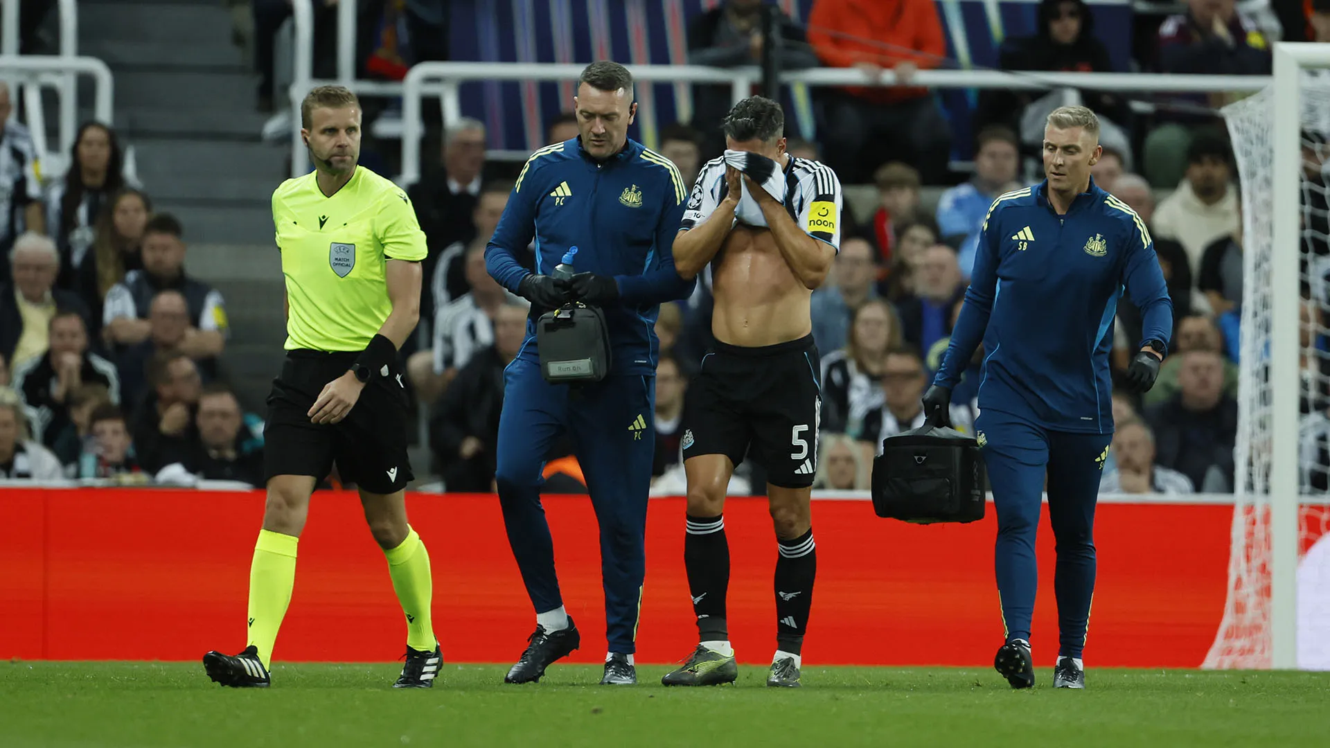 L'allenatore Eddie Howe non ha voluto correre rischi e ha deciso di sostituirlo con Thiaw