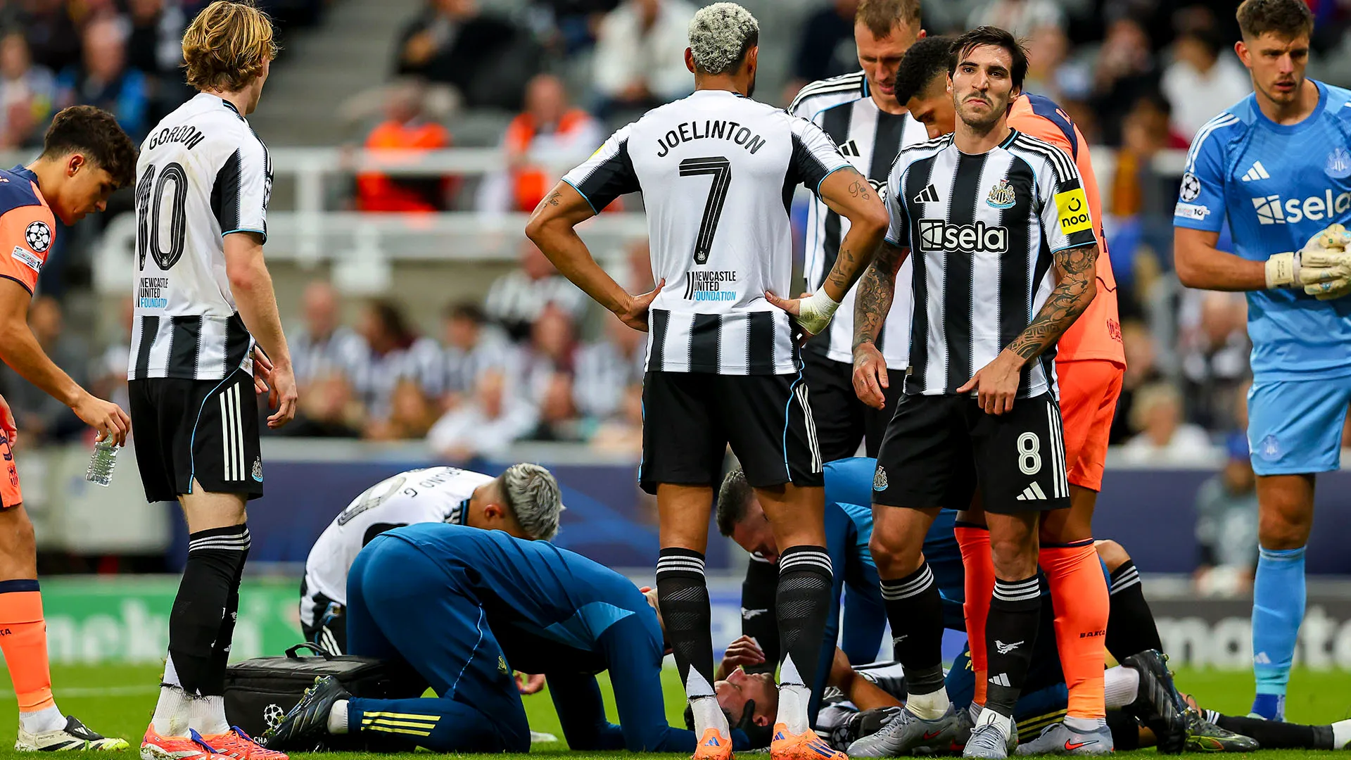 Il difensore del Newcastle ha subito una terribile pallonata alla testa dall'attaccante del Barcellona Marcus Rashford