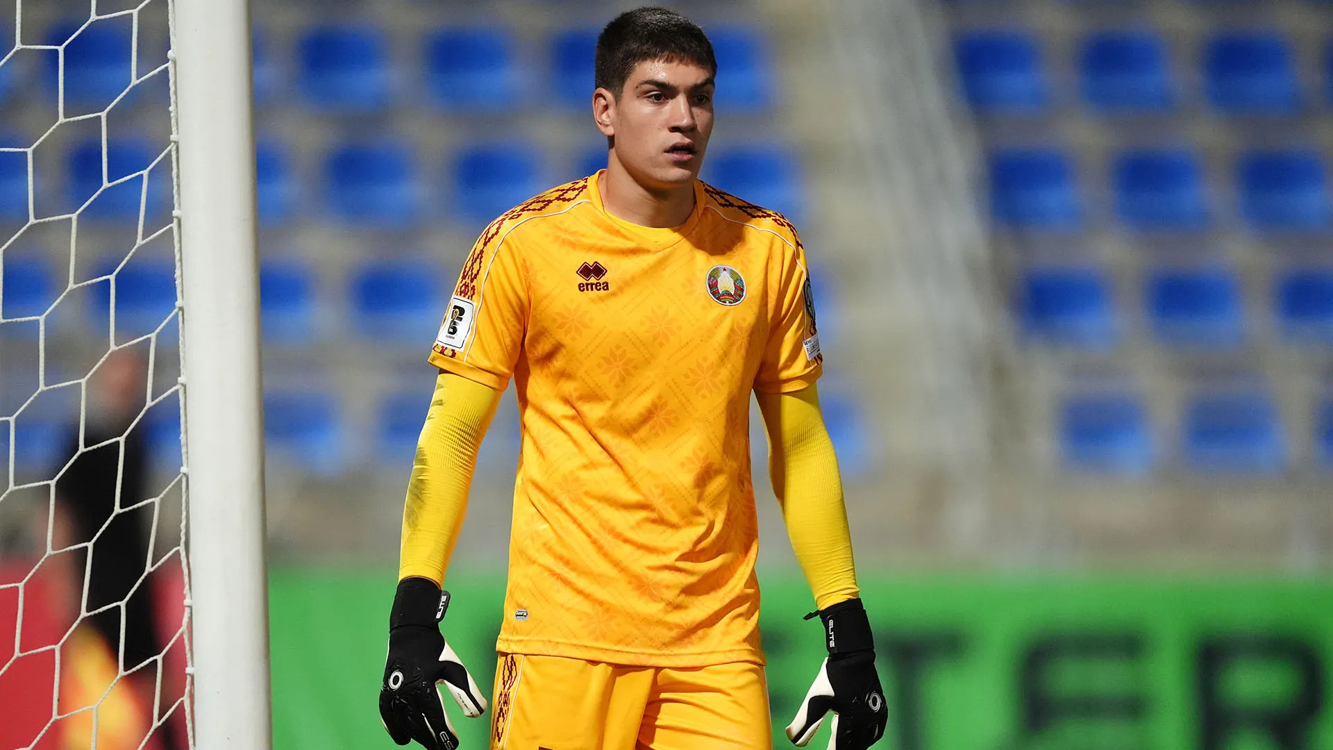 Il portiere è uscito per intercettare il pallone ma le cose non sono andate come previsto
