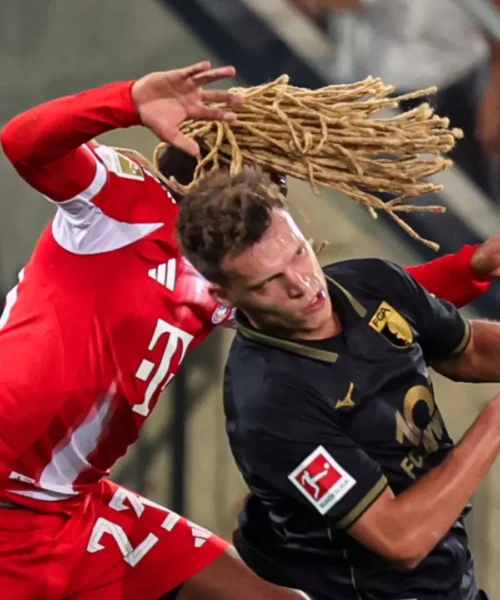 Cade a terra svenuto dopo la brutale testata: dramma allo stadio. Foto