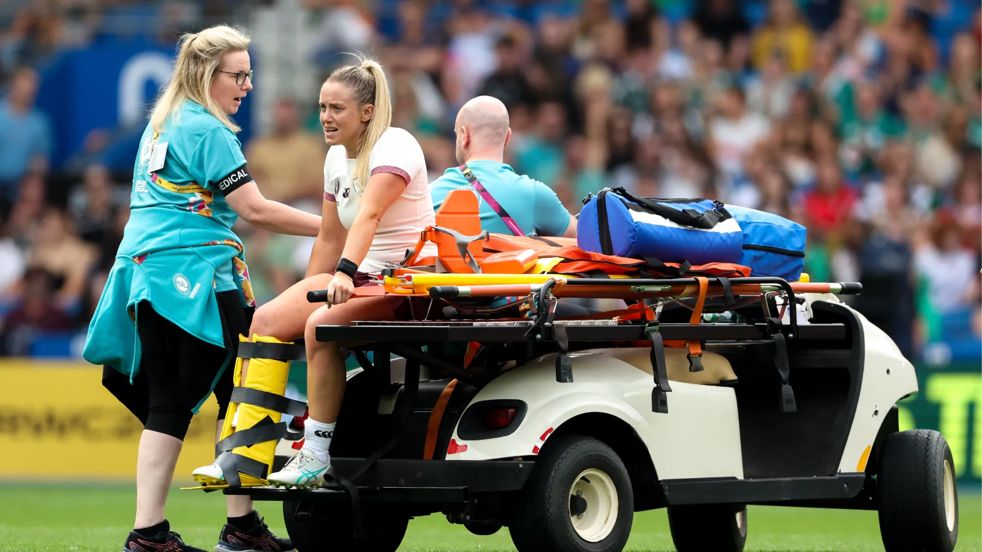 I dottori, dopo averla visitata, l'hanno caricata sul kart medico

