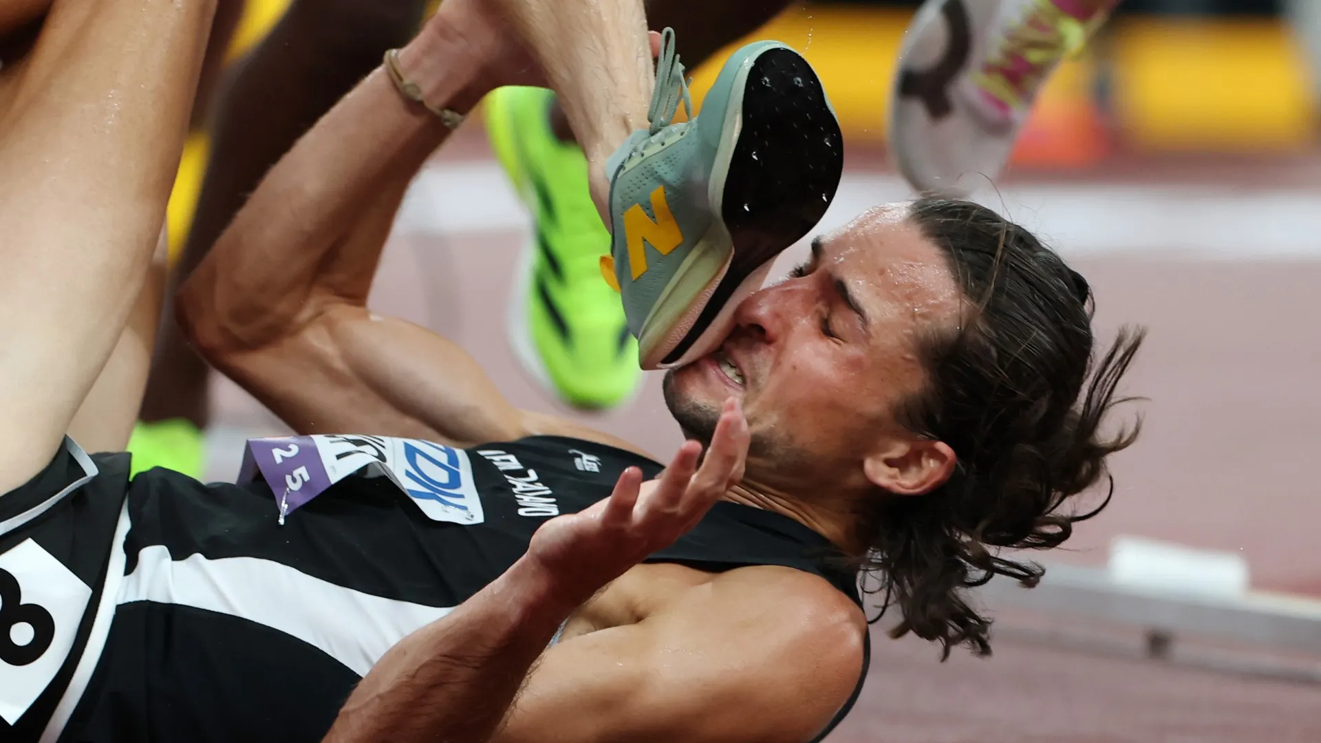 Il campione è caduto insieme a Jean-Simon Desgagnés che non è riuscito ad evitarlo
