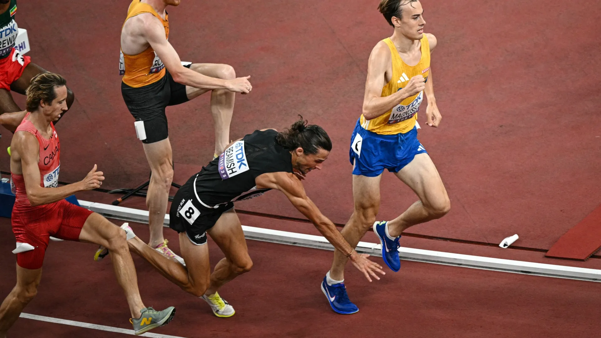 Solo i primi cinque classificati delle tre batterie si qualificano per la finale
