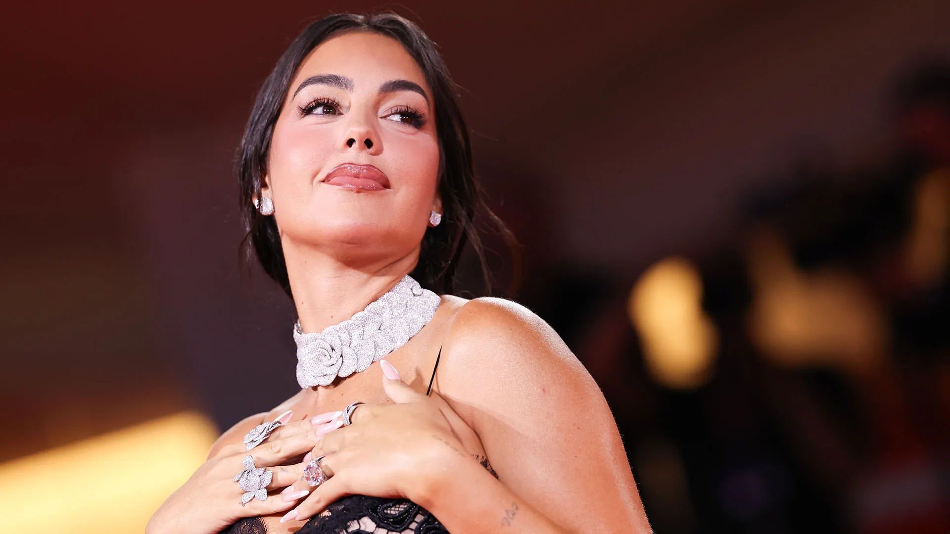La super modella si è gentilmente prestata ai fotografi presenti all'evento
