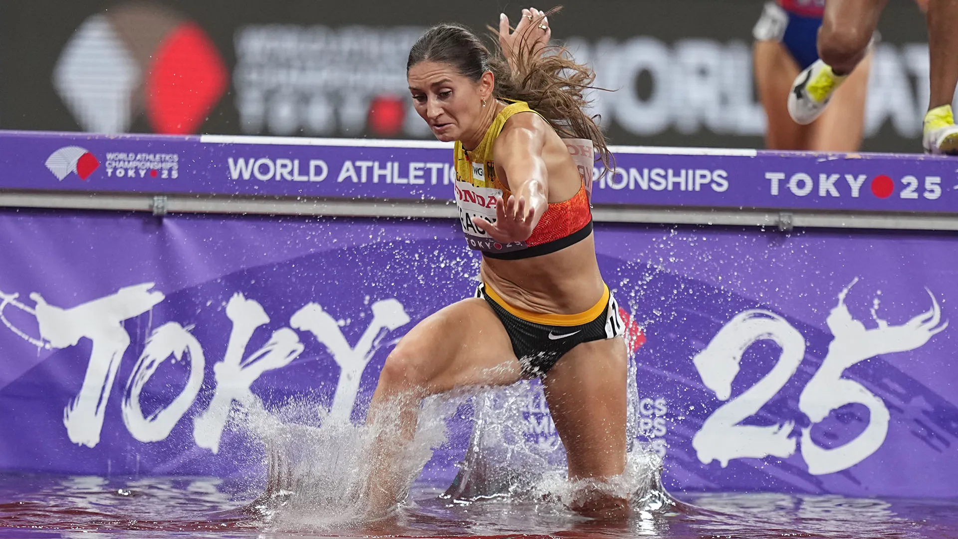 La due volte campionessa europea è caduta all'ultimo giro della gara dei 3000 siepi ai Mondiali di atletica a Tokyo