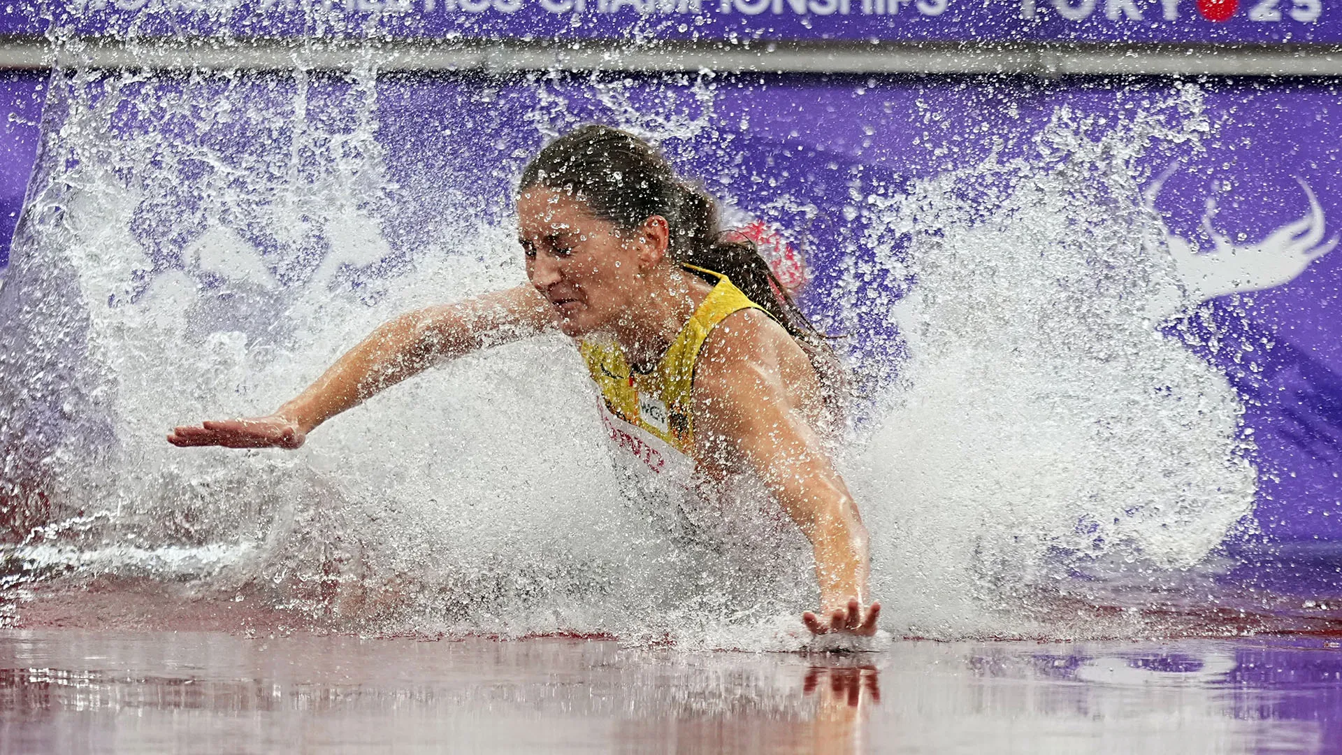 L'atleta è finita in acqua a pancia in giù