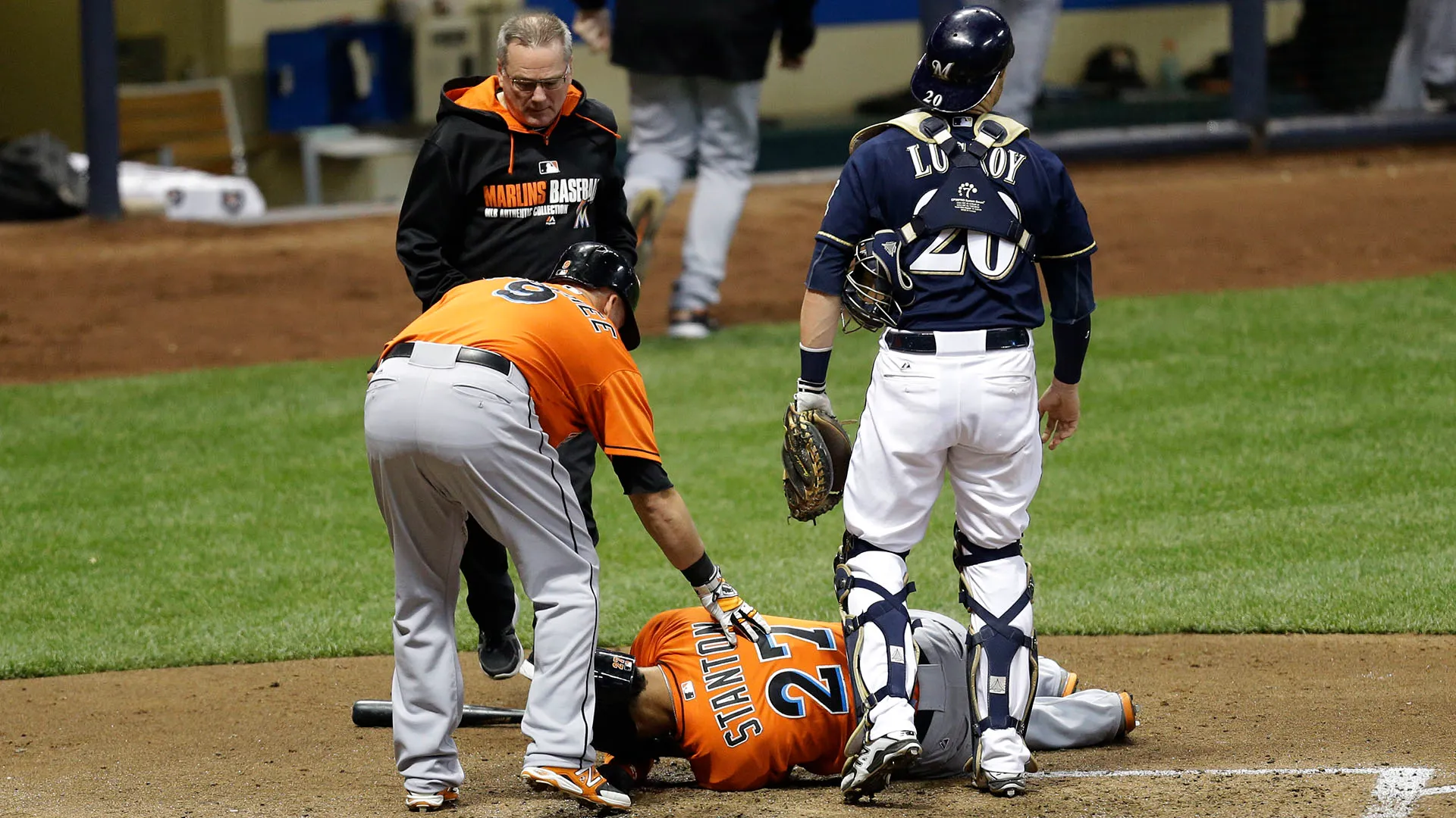 Stanton cadde subito a terra con il volto coperto di sangue