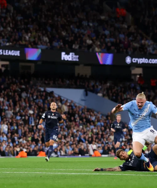 Di Lorenzo lascia in 10 il Napoli che cade sotto i colpi del Manchester City