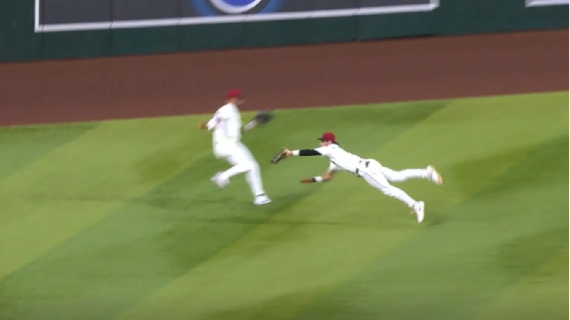 Durante il sesto inning, sia Blaze Alexander, sia Lourdes Gurriel Jr si sono avventati sulla palla scagliata dal battitore dei Texas Rangers Rowdy Tellez