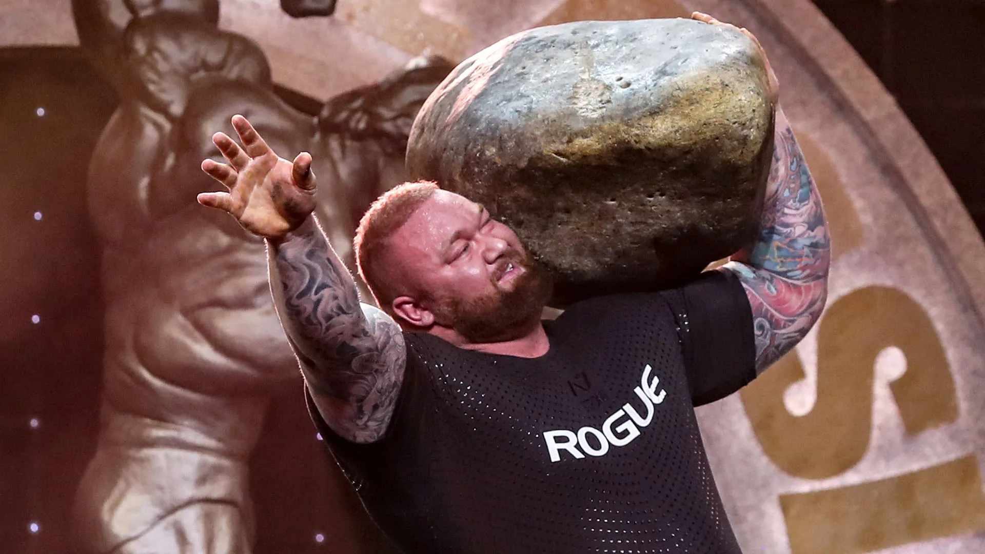 Una impressionante prova di forza per lo strongman islandese, che ha stabilito l'ennesimo primato della sua carriera