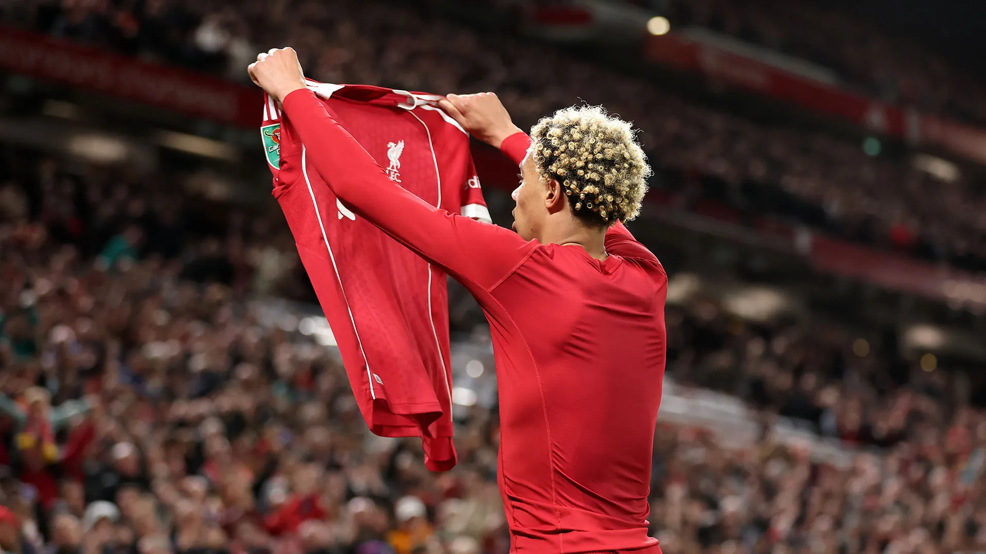 Ha mostrato la sua maglia davanti ai tifosi ma poi è arrivata la sanzione