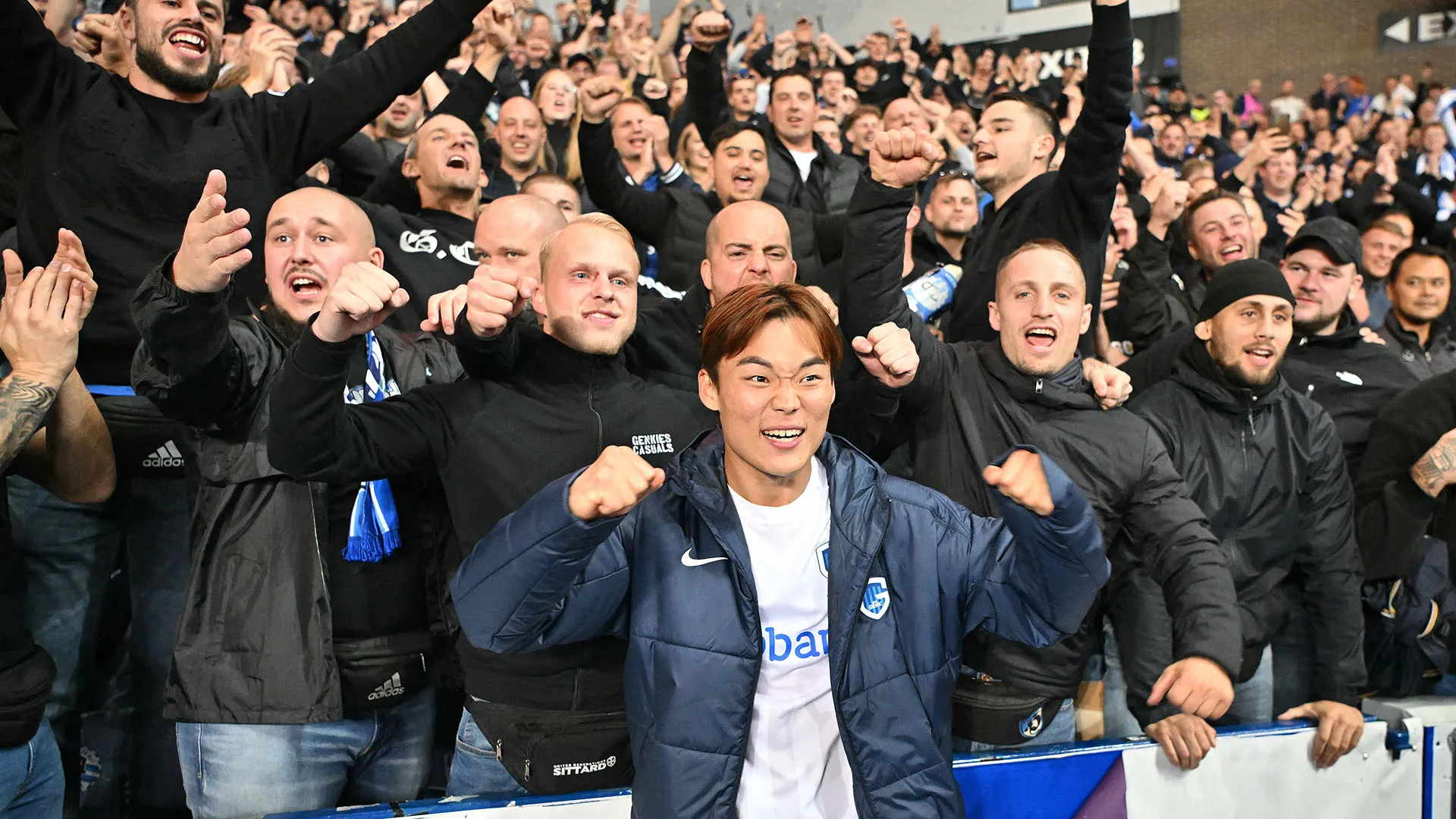 Eccolo mentre posa insieme ad alcuni tifosi del Genk