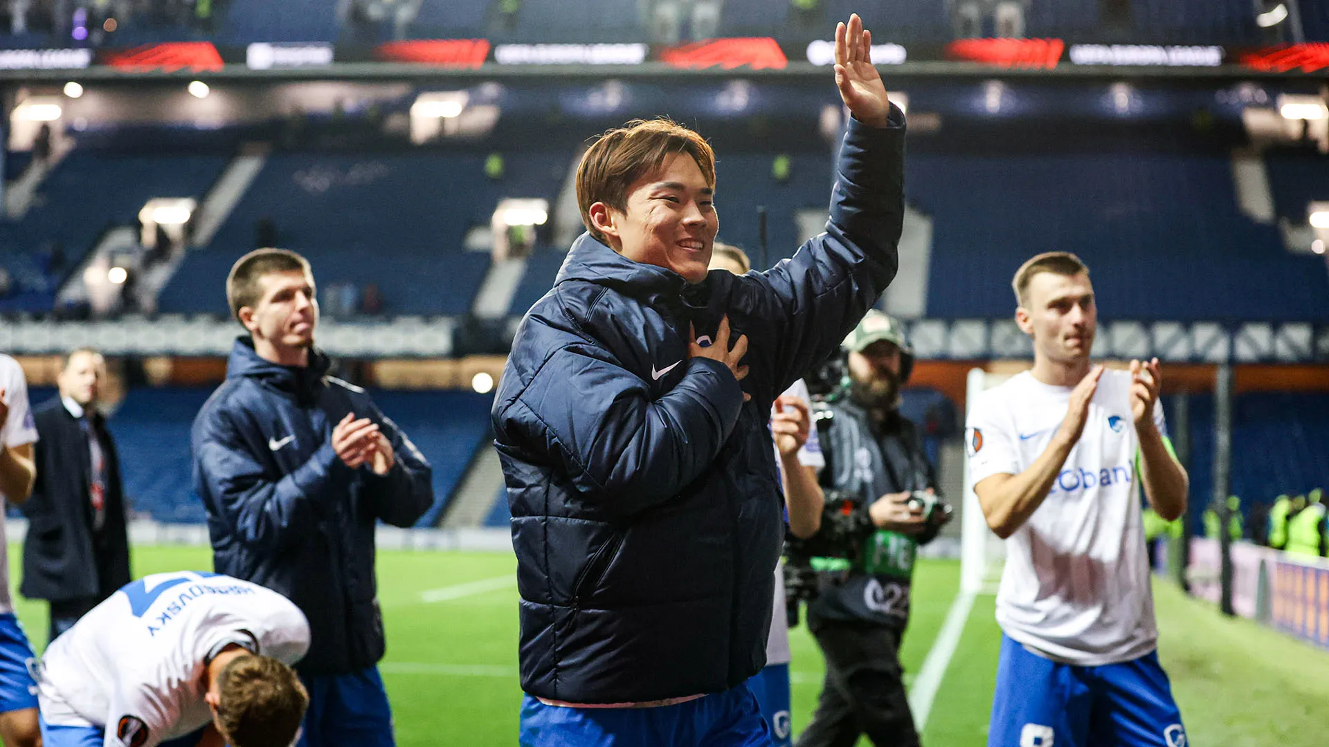 A fine partita i tifosi del Genk hanno celebrato l'eroe della serata