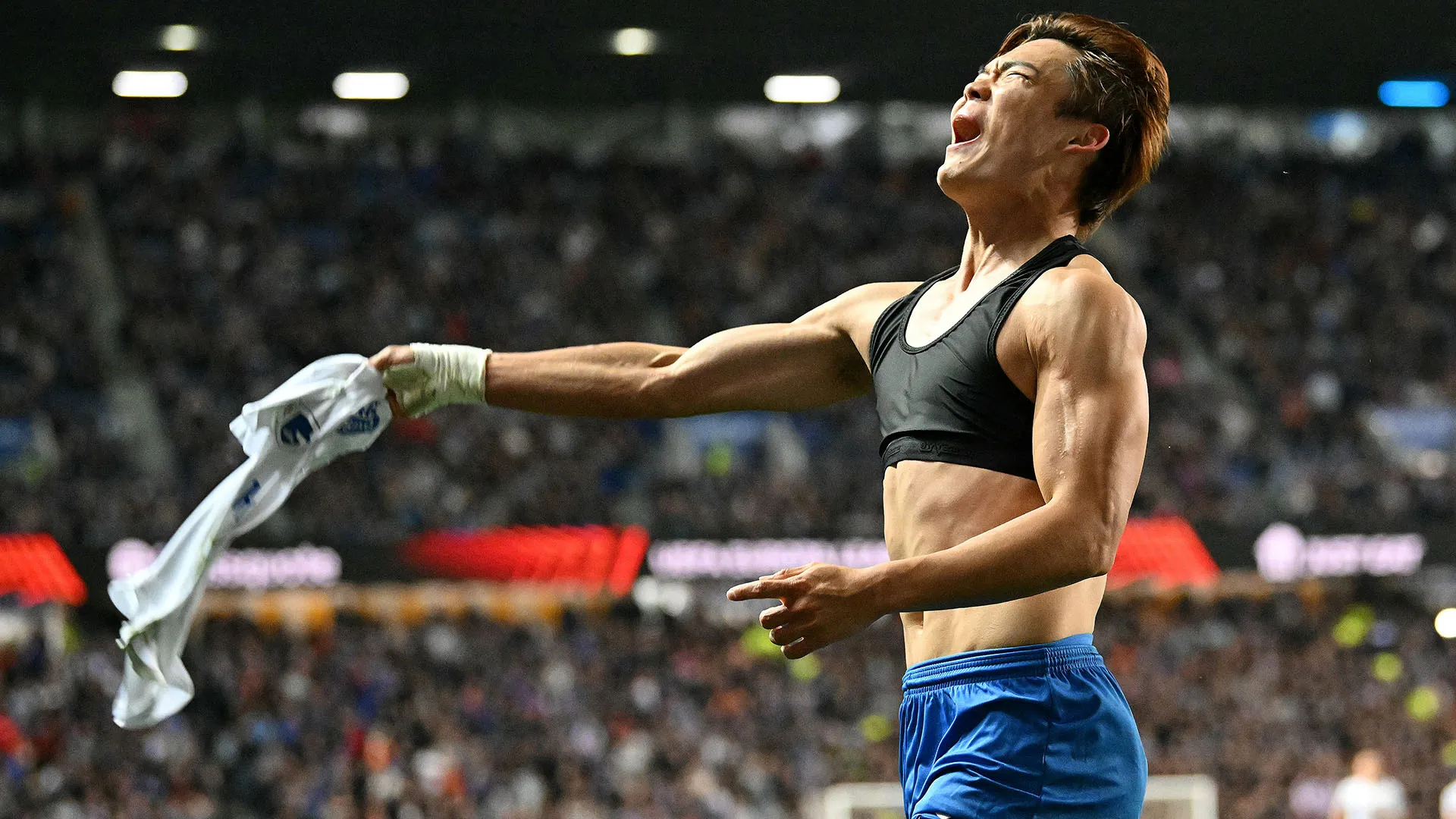 Il campione si è poi recato sotto il settore dedicato ai tifosi del Genk