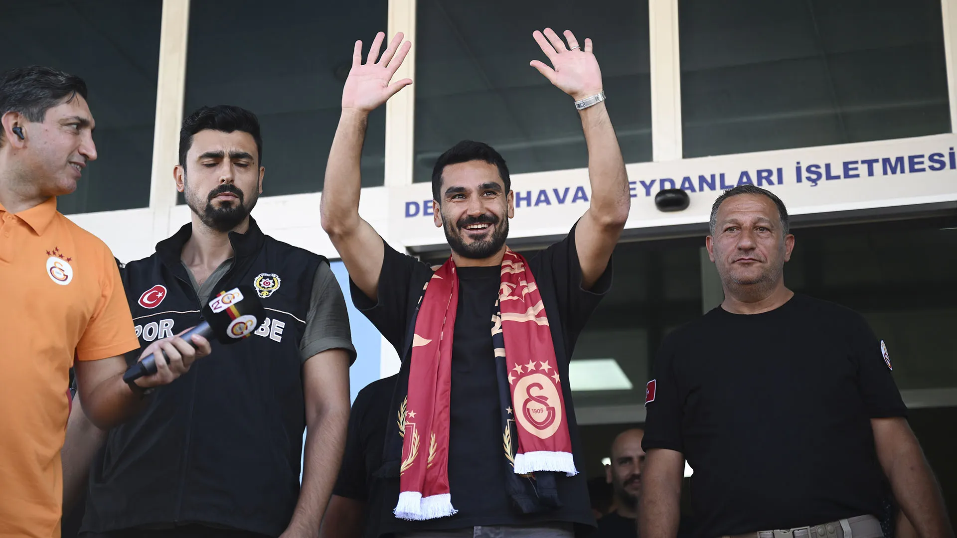 Un'accoglienza impressionante per l'ormai ex Manchester City

