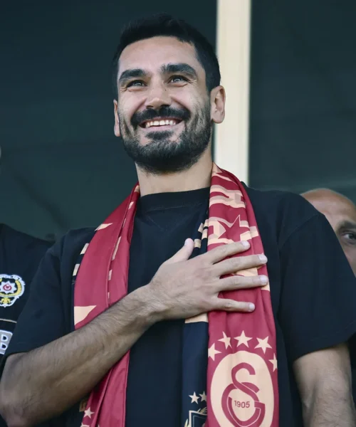 İlkay Gündoğan accolto come un re in Turchia: le foto