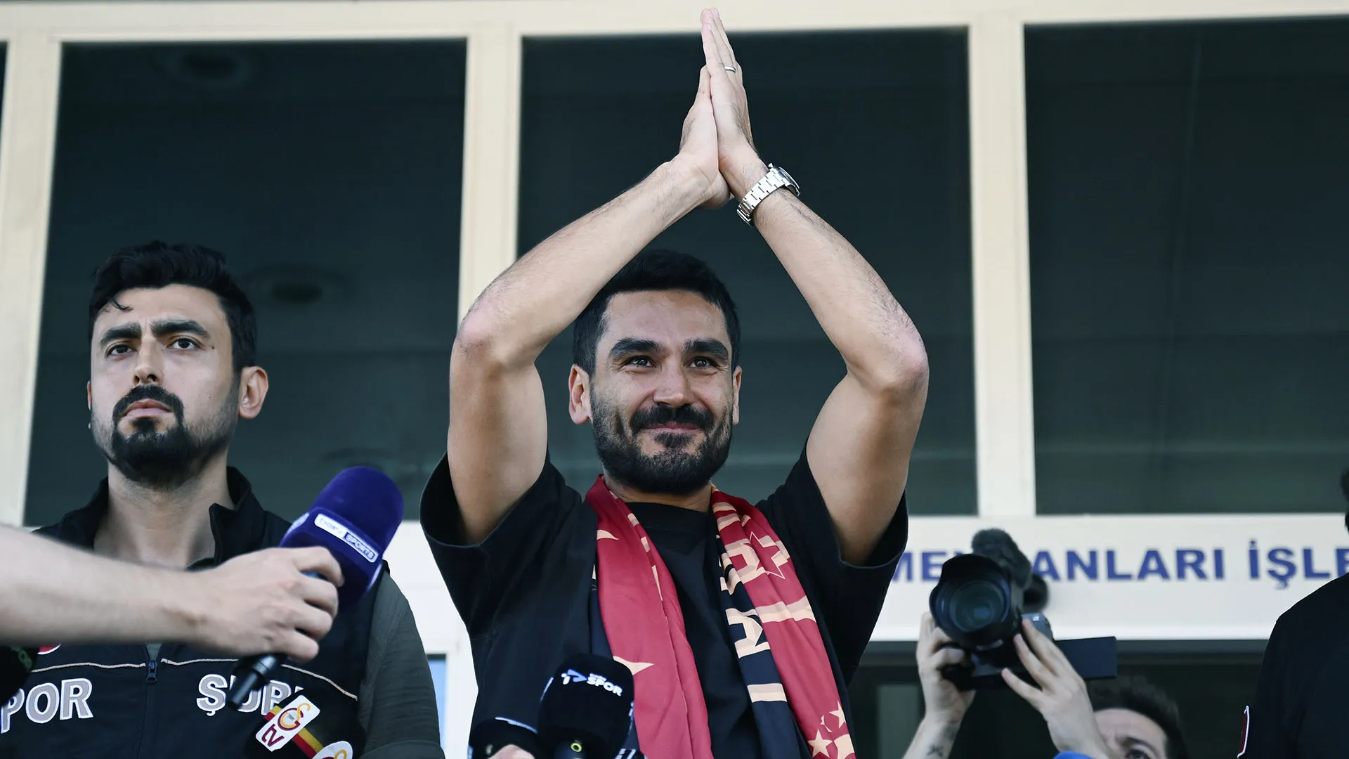 Al suo arrivo a Istanbul c'erano migliaia di persone
