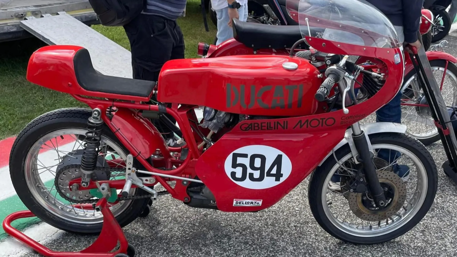 ... si potranno ammirare - e trattare - veicoli d'epoca, ricambi e memorabilia...