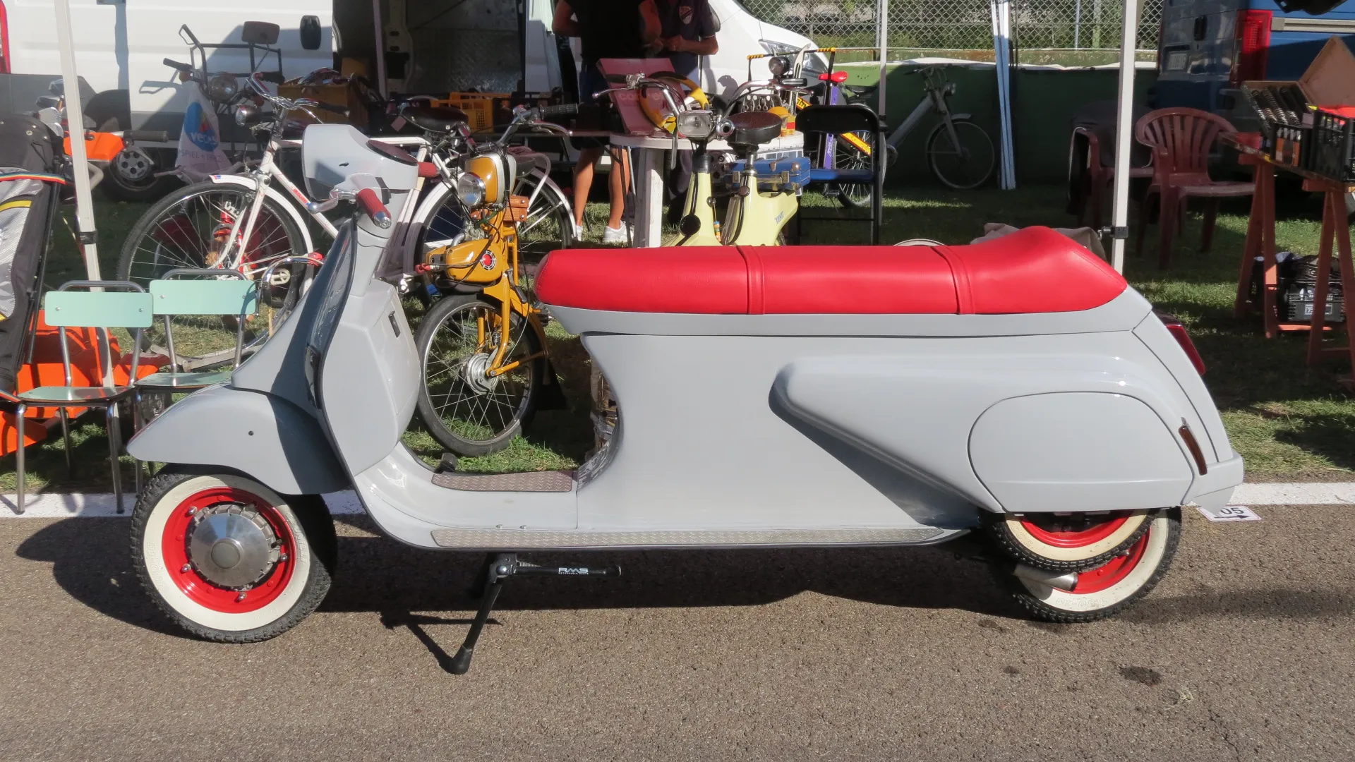 Di posto ce n'è per tutti su questa motocicletta