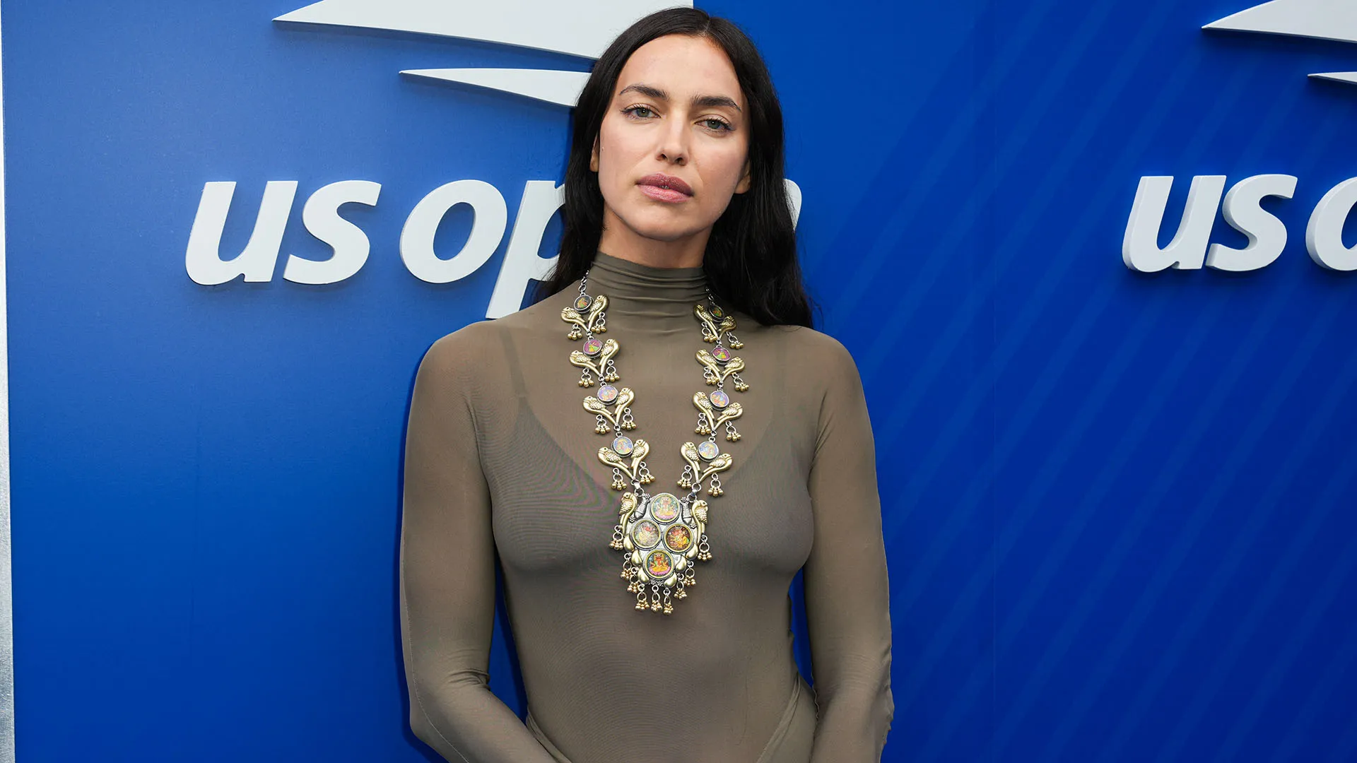 Ha colpito la sua differente scelta di stile rispetto alle altre stelle della moda e dello spettacolo presenti in tribuna 
