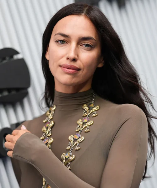 Il look di Irina Shayk fa scalpore agli US Open: le immagini