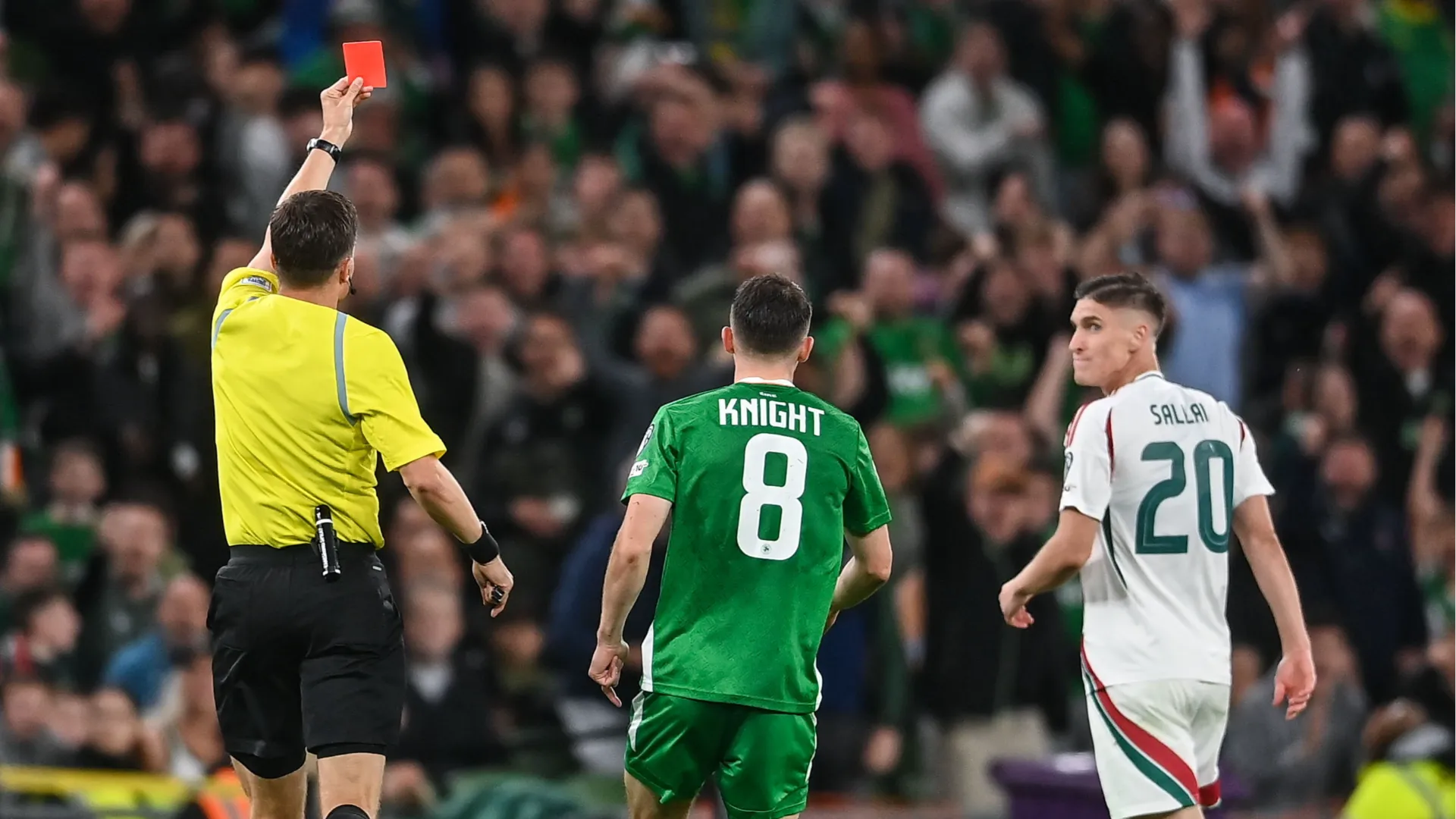 Al minuto 52 il calciatore ha perso la testa
