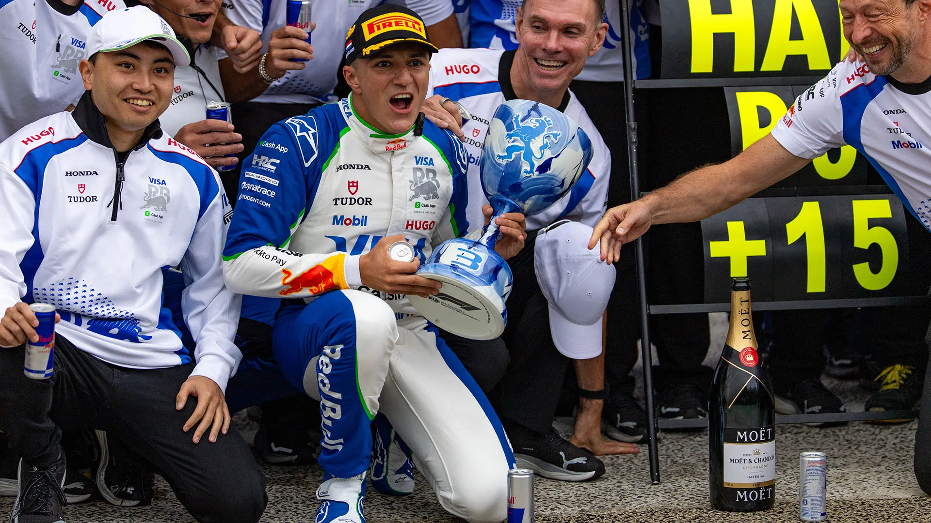 Il pilota ha inavvertitamente sfondato lo storico trofeo