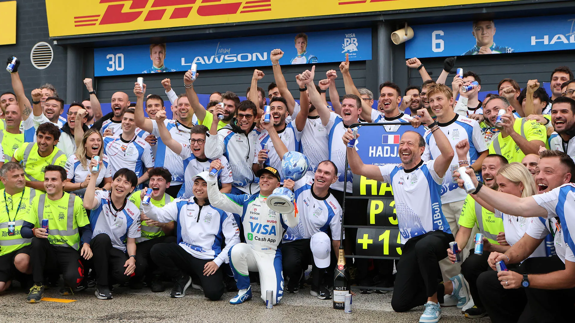 Eccolo mentre posa con il suo team quando ancora il trofeo era integro