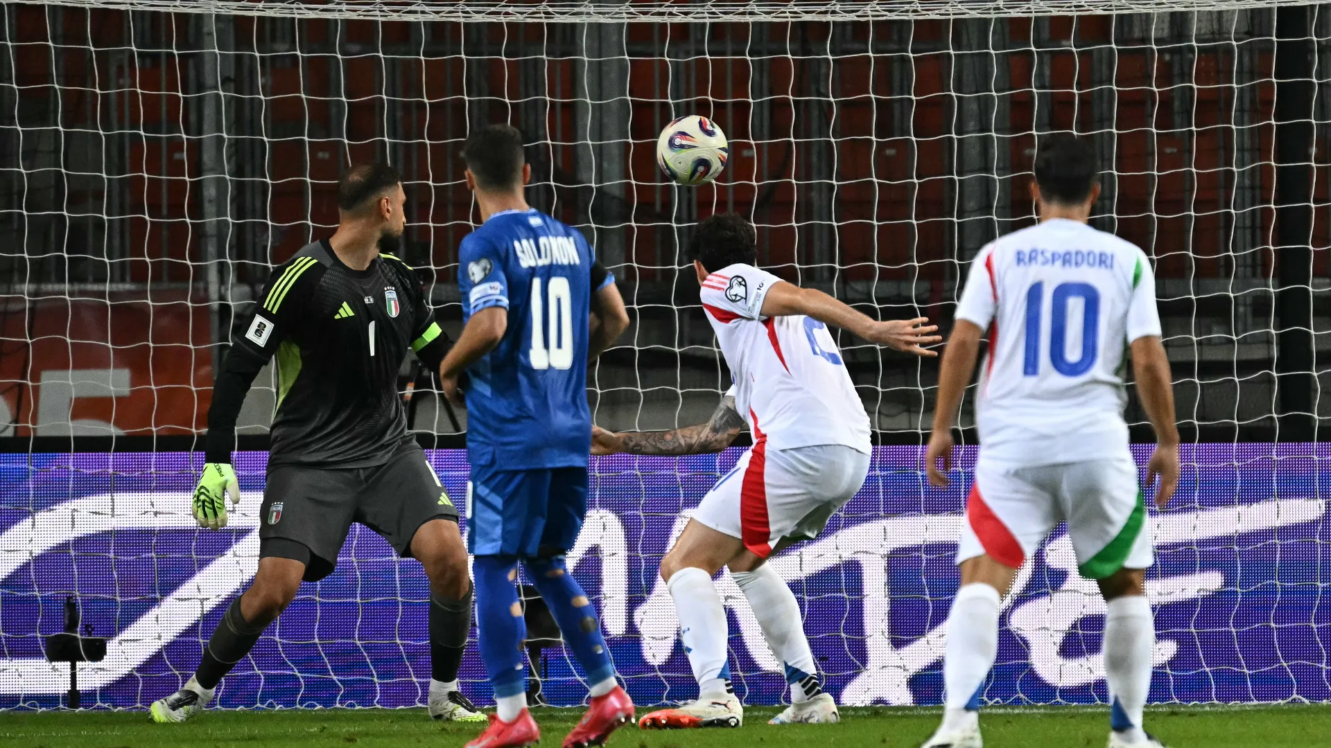 L'Italia avanti 4-2 si fa recuperare sul 4-4, evidenziando enormi difficoltà difensive