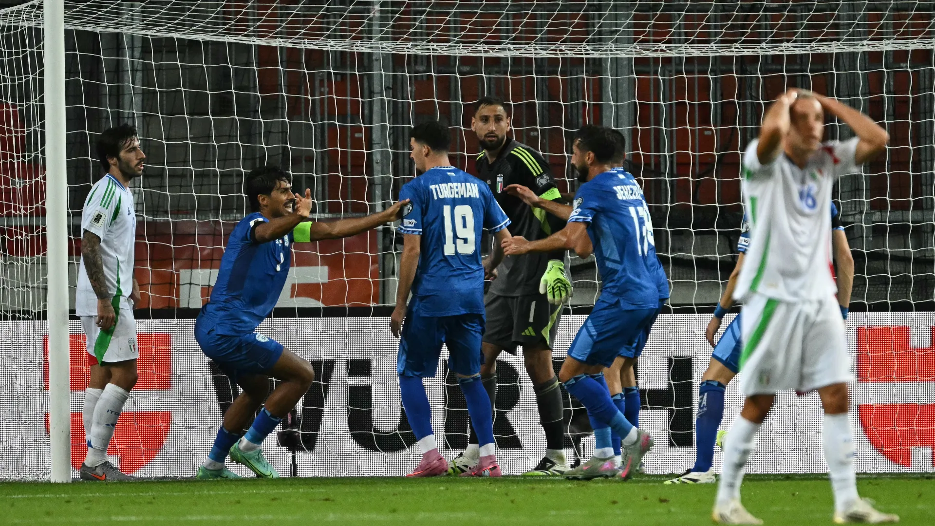 Anche il commento tecnico della RAI dà spettacolo durante la partita pazza tra Israele e Italia
