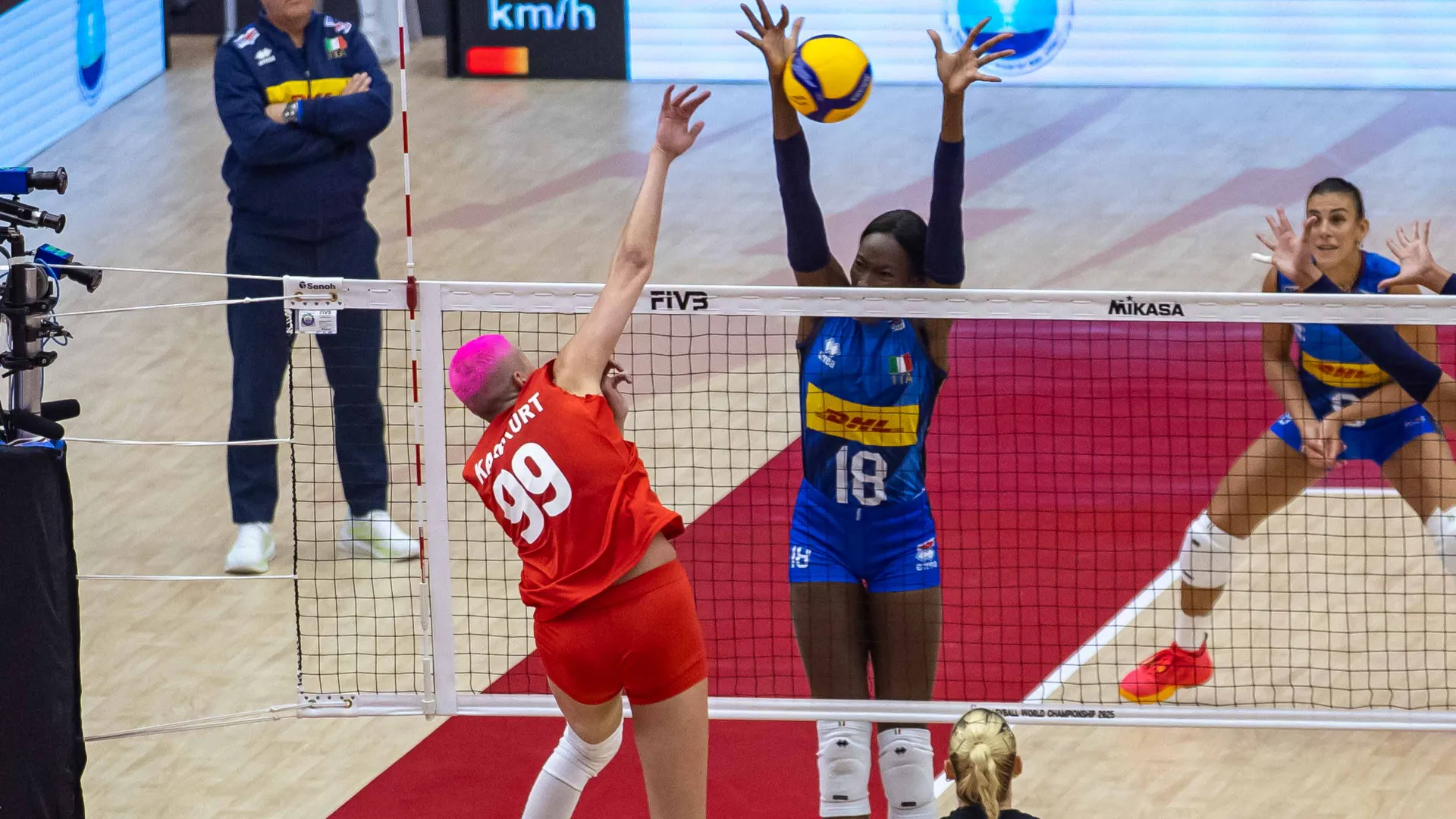 A guidare il gruppo azzurro in questa storica impresa il CT Julio Velasco che, dopo i successi mondiali maschili del ’90 e del ’94, si laurea tri-campione del mondo scrivendo una nuova pagina di storia pallavolistica femminile. Sotto la guida del tecnico argentino l’Italia ha messo in bacheca 2 VNL (2024 e 2025), 1 oro Olimpico (Parigi 2024), ed ora 1 oro Mondiale, trionfando in ognuna delle manifestazioni internazionali a cui ha preso parte.
