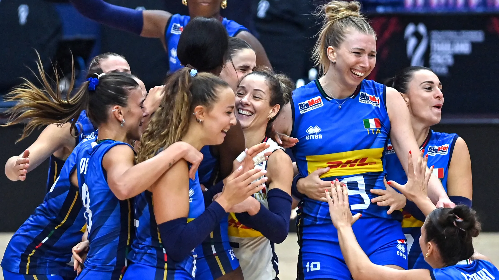 Alla fine della partita si è scatenata la festa della ragazze