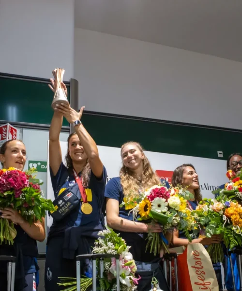 Italvolley in festa a Malpensa ma volano parolacce tra Julio Velasco e un giornalista: le foto