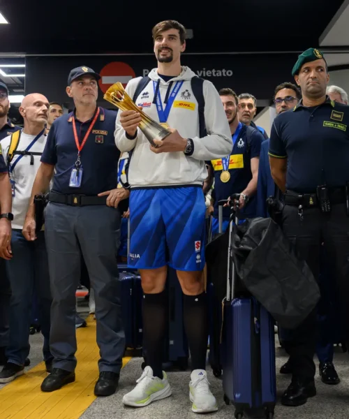 Italvolley, scene mai viste in aeroporto tra tifosi e polizia: le foto