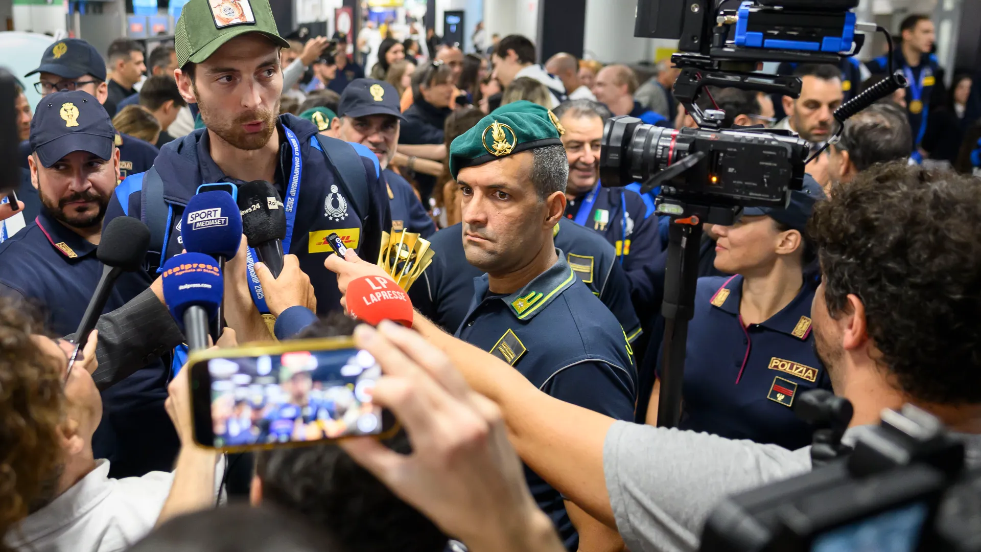 Dietro di loro tutti gli altri 13 eroi seguiti dall’intero staff azzurro, dal presidente federale Giuseppe Manfredi, dal vicepresidente Massimo Sala e dal segretario generale Stefano Bellotti. 