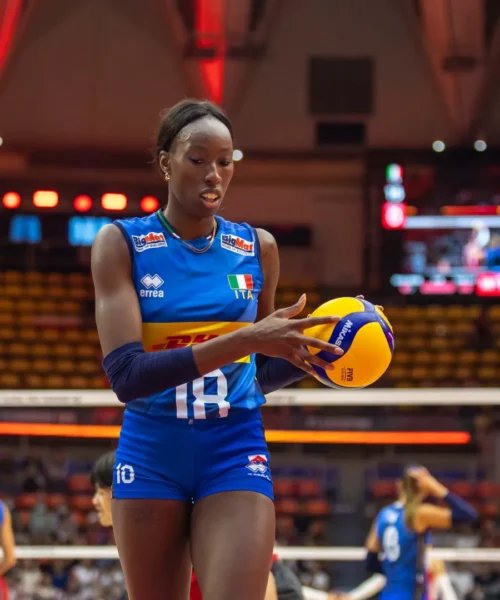 Paola Egonu non perdona il suo allenatore e lo rimanda a casa con le polacche: le foto
