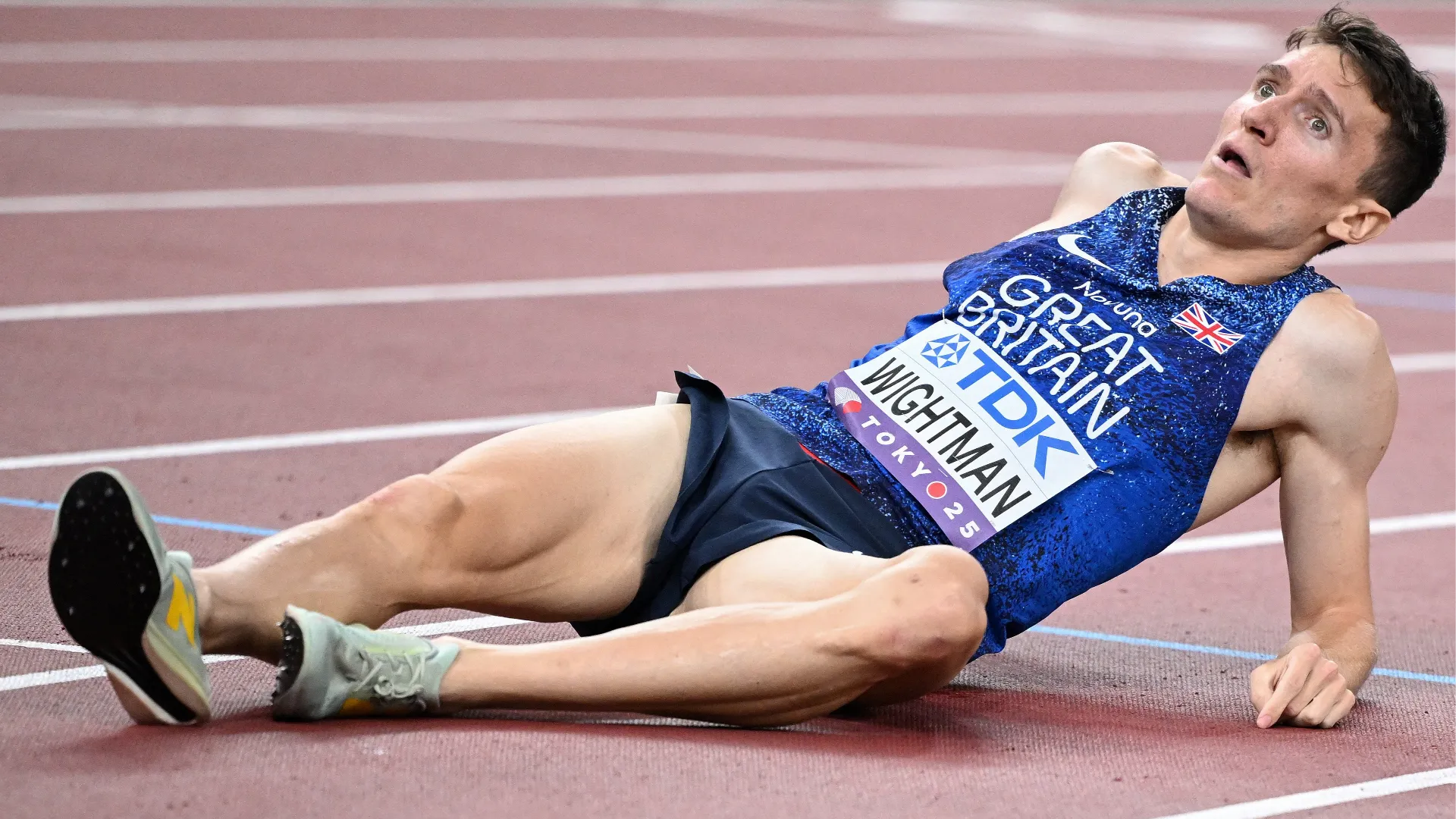 Jake Wightman è finito a terra al termine della finale dei 1500 metri di Tokyo

