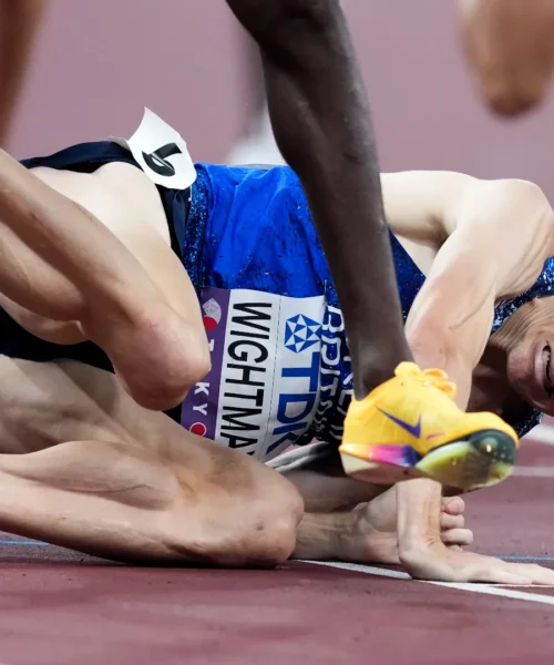 Cade e viene travolto dagli avversari: grande paura. Foto