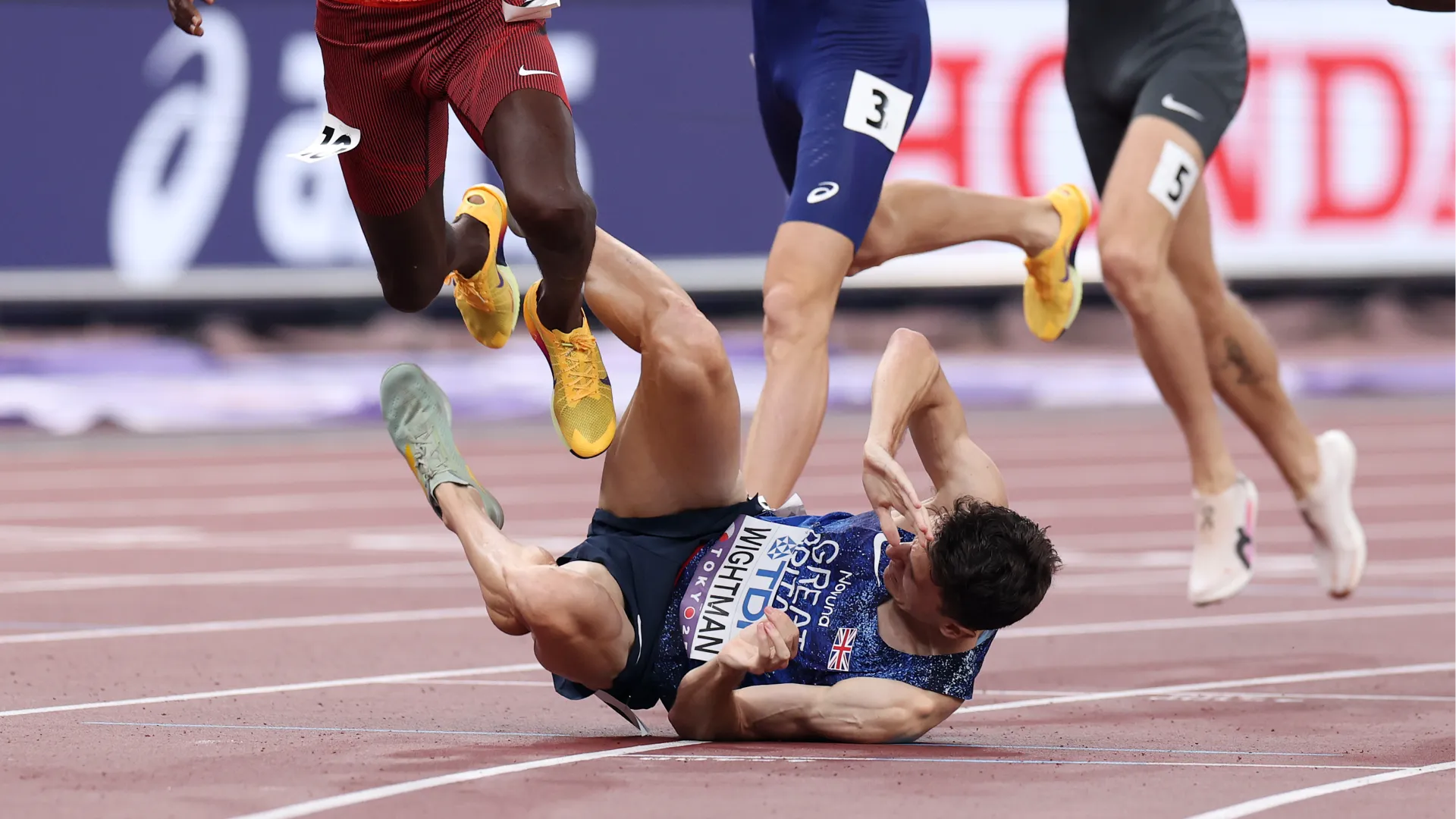 Il campione britannico aveva appena tagliato il traguardo
