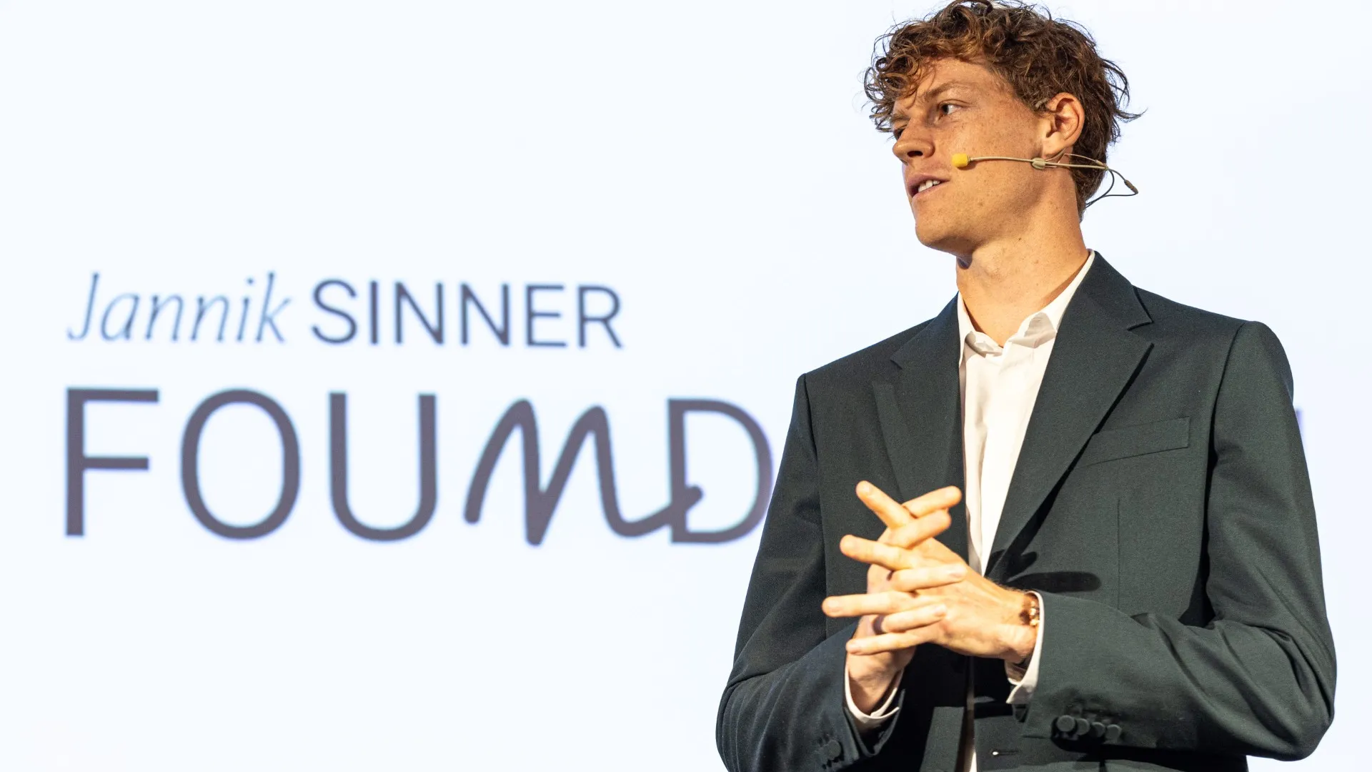 Jannik Sinner è finito al centro di una spy story internazionale.