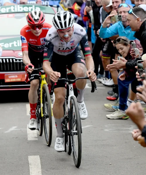 Vuelta, João Almeida batte Jonas Vingegaard in un grande duello sull’Angliru